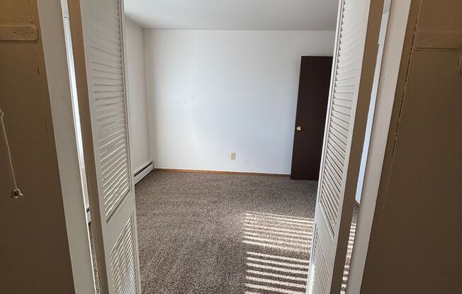 3 beds, 1.5 baths, 1,204 sqft, $1,569, Unit 5212 05