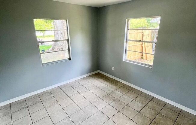 HUGE Lakeland 3BR/1BA w/Carport in Nice Residential Neighborhood!