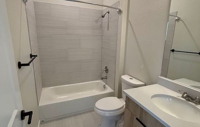 2 beds, 2 baths, 720 sqft, $1,949, Unit 820 #211