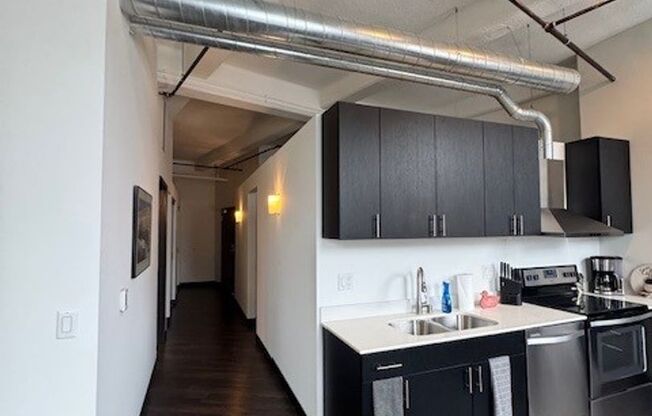 1 bed, 1 bath, 990 sqft, $2,100, Unit 211