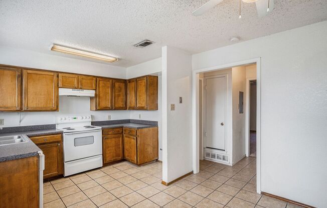 2 beds, 1.5 baths, $1,425, Unit Unit C