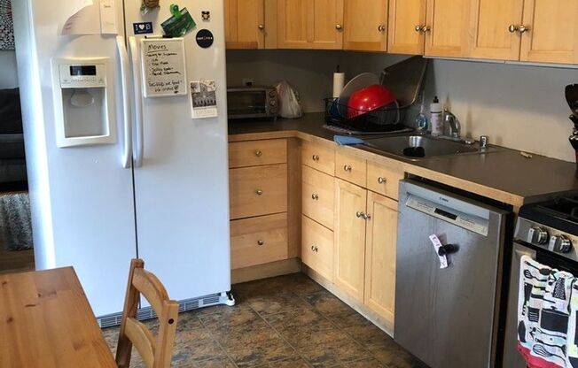 3 beds, 1 bath, $3,600, Unit 02