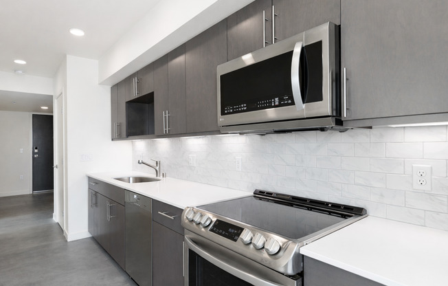 2 beds, 1 bath, 830 sqft, $2,672, Unit 402