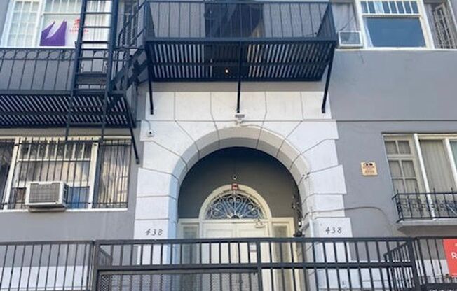 Union Apts...Remodeled Studio..New Laminate Floors...1 MONTH FREE!