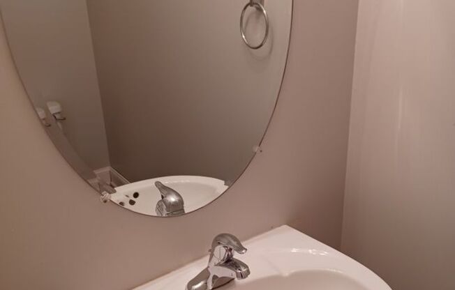 Awesome Location. South Nashville Townhome. Washer & Dryer.