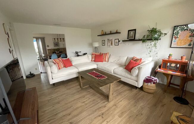 Beautiful single story 3 bedroom w/2 parking spaces