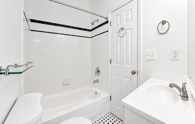 1 bed, 1 bath, $2,500, Unit 103