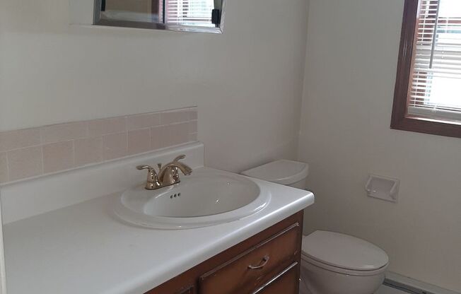 2 beds, 1 bath, 903 sqft, $1,140, Unit H-5