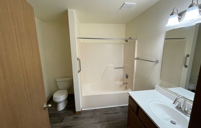 3 beds, 1 bath, 1,040 sqft, $1,800, Unit 3172-104