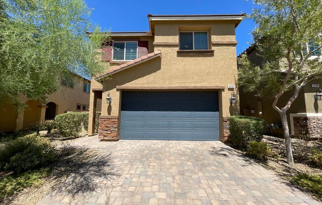 4 BED 2.5 BATH 2 CAR GARAGE SINGLE FAMILY HOME w/ BACKYARD & SOLAR- OFF THE FREEWAY ON WAGONWHEEL EXIT
