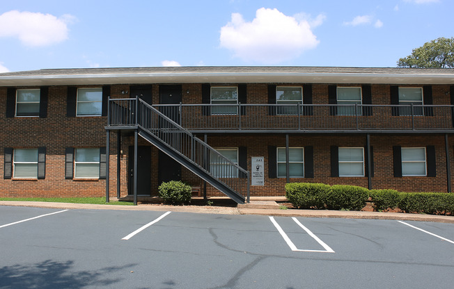 2 beds, 1 bath, 850 sqft, $1,195, Unit Parkway-1