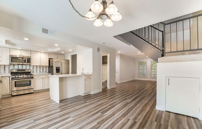 2 Bedroom, 2.5 Bath Near Flamingo & Torrey Pines