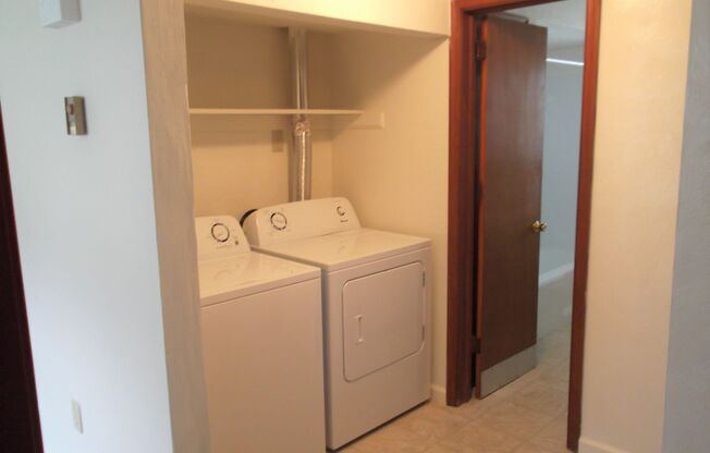 2 beds, 1 bath, 903 sqft, $1,290, Unit I-10