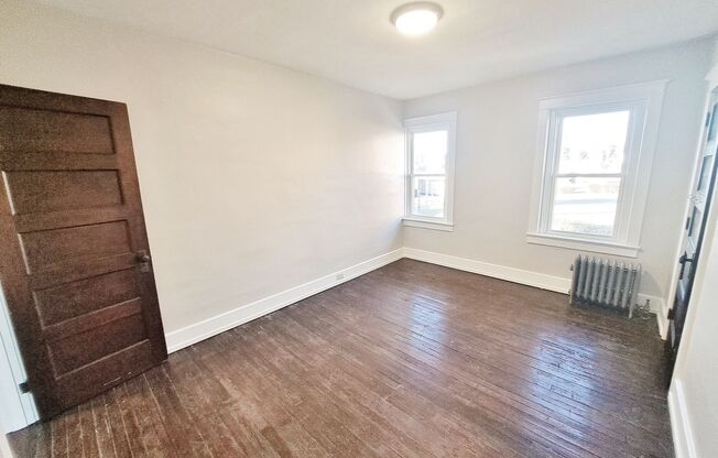 3 beds, 1 bath, $1,435, Unit 8 W Jackson