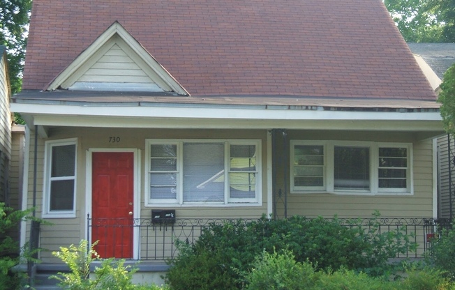 4 Bedroom house---walk to Forsyth in 15 minutes