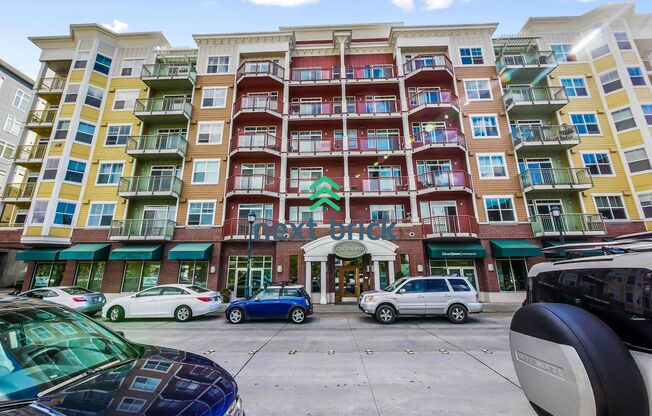 1 Bed and 1 Bath Stunning Redmond DT Condo is Available for Rent!