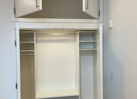 2 beds, 1 bath, $2,250, Unit 203