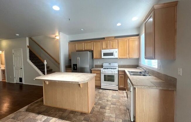 3 beds, 2.5 baths, $2,300