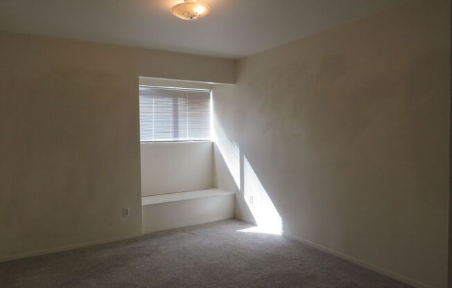 2 beds, 1 bath, 954 sqft, $1,300, Unit #A