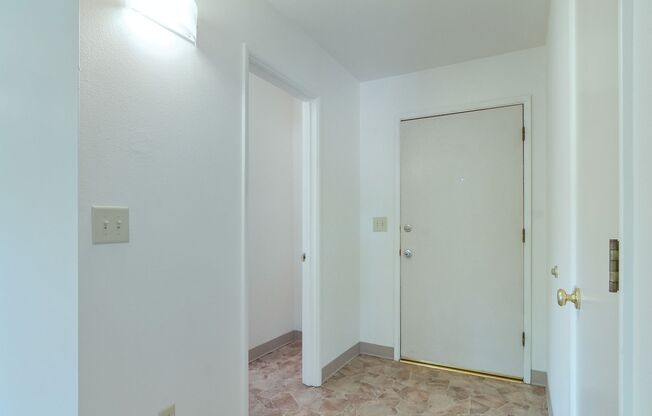 2 beds, 1 bath, $1,550, Unit 10