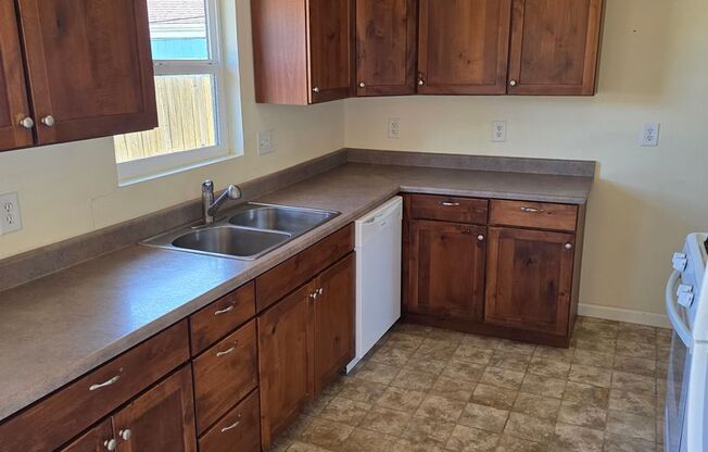 2 Bedroom with Huge Yard in Springfield