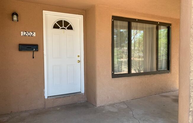 Lovely 3 Bedroom, 2 Bath Near Kirtland AFB!