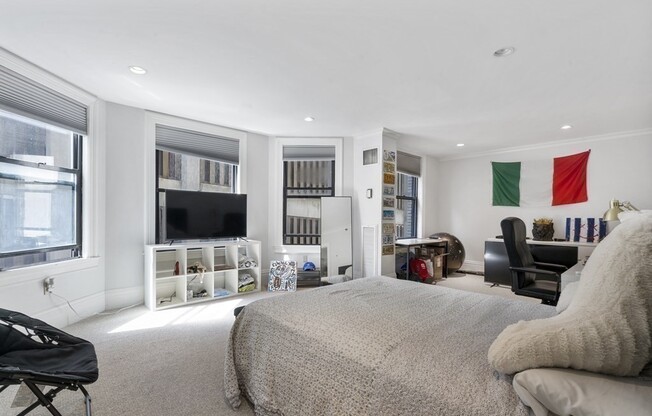 2 beds, 1.5 baths, 1,221 sqft, $4,950, Unit 205