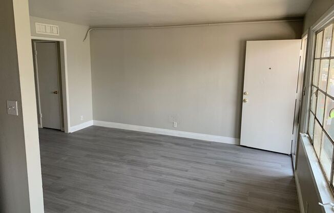 1 BEDROOM APARTMENT IN SOUTH LAS VEGAS( APT SQUARE FEET 540), NEAR MANY GROCERY STORES , RESTAURANTS, THE STRIP IS 10 MINUTES AWAY FROM THIS AREA SO IT OFFERS PLENTY OF ENTERTAINMENT SPOTS.