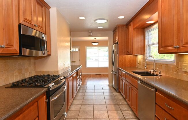 Charming home in Burbank Neighborhood- 3 bed/ 1 bath - 470 MacArthur Ave San Jose, CA 95128