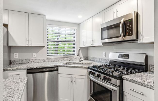 Large 2 bed / 2 bath plus flex area located in Hyde Park