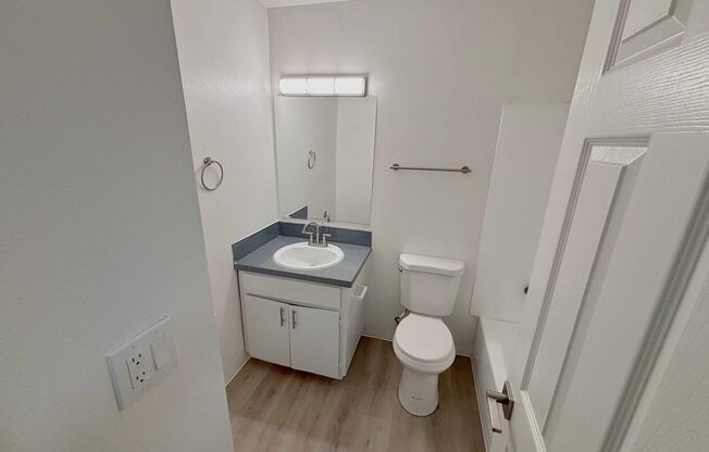 3 beds, 1 bath, 800 sqft, $1,595, Unit 53