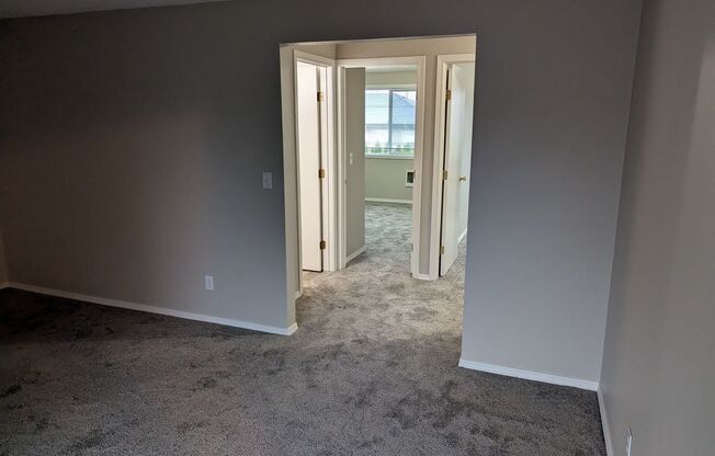 2 beds, 1 bath, 827 sqft, $1,295, Unit 04