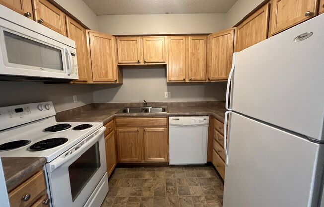 2 beds, 1.5 baths, 800 sqft, $875, Unit 4801 Claire #7