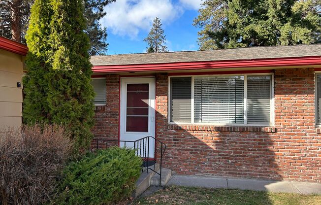 1st MONTHS RENT FREE!! Lovely 2/1 Duplex in SE Bend- Washer/Dryer and Mini Split A/C Included! 407 SE 4th