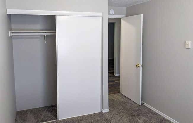 2 beds, 1 bath, 889 sqft, $1,295, Unit 33