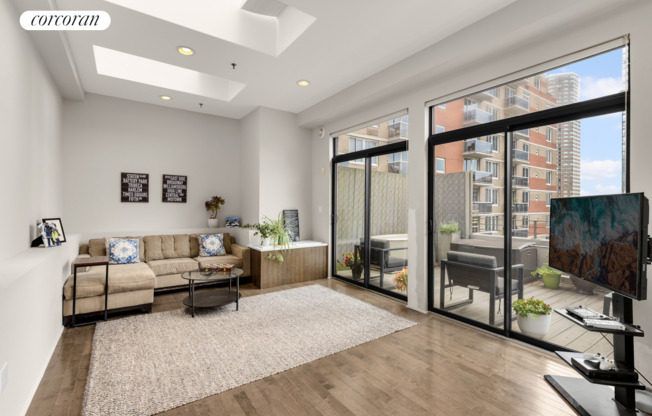 552 W 43 ST