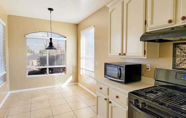 3 Bedroom Home In Glendale!