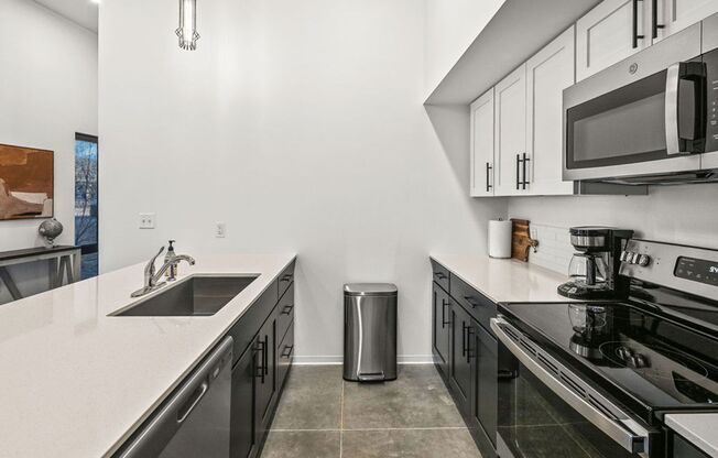 1 bed, 1 bath, 677 sqft, $1,395, Unit 3323