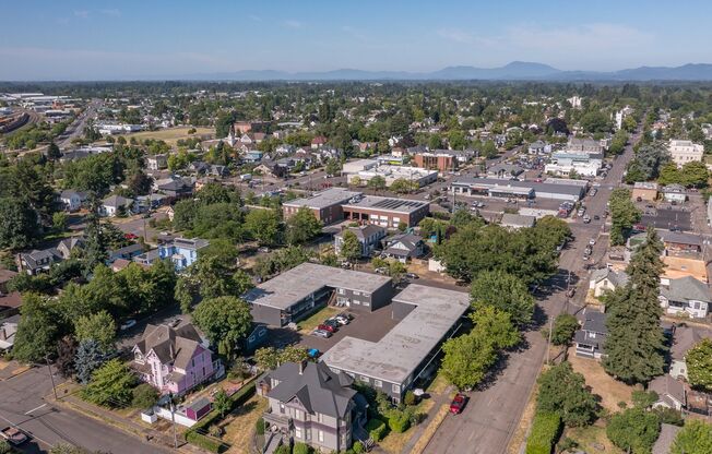 208 5 AVE SE