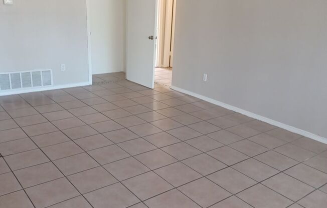 3 beds, 2 baths, 1,320 sqft, $1,320, Unit 79