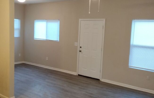 3 beds, 1 bath, 968 sqft, $1,275, Unit B