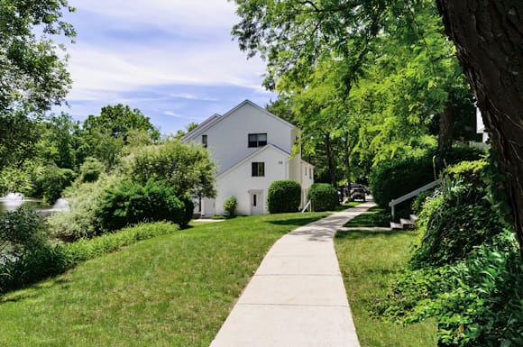 EXPLORE THE BEAUTY OF 
PUTNAM GREEN.