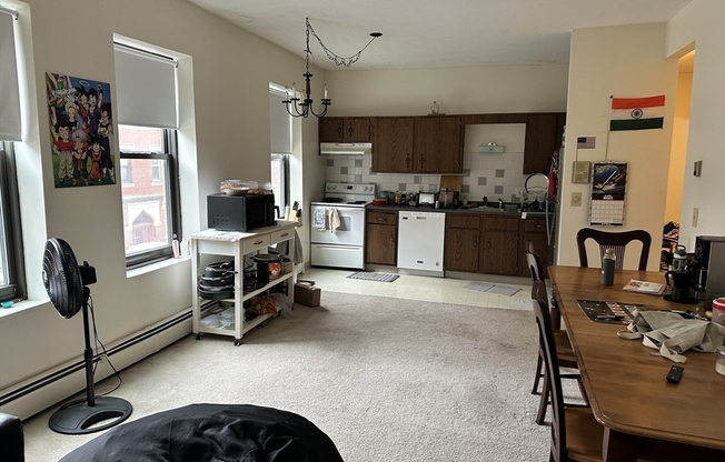 2 beds, 1 bath, $2,521, Unit 21