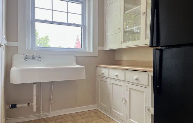 1 bed, 1 bath, $995, Unit 27D