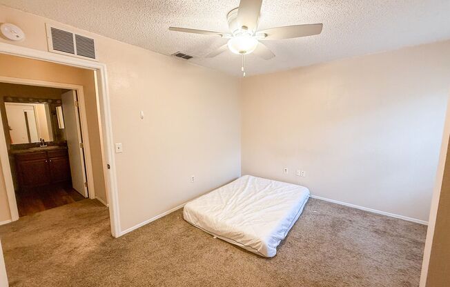 2 beds, 2 baths, $1,400, Unit Unit 924