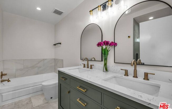 1 bed, 1.5 baths, 929 sqft, $4,100, Unit 909