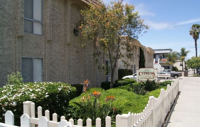 Spacious Two Bedroom Apartment w/ Parking in Ocean Beach. Rent today!