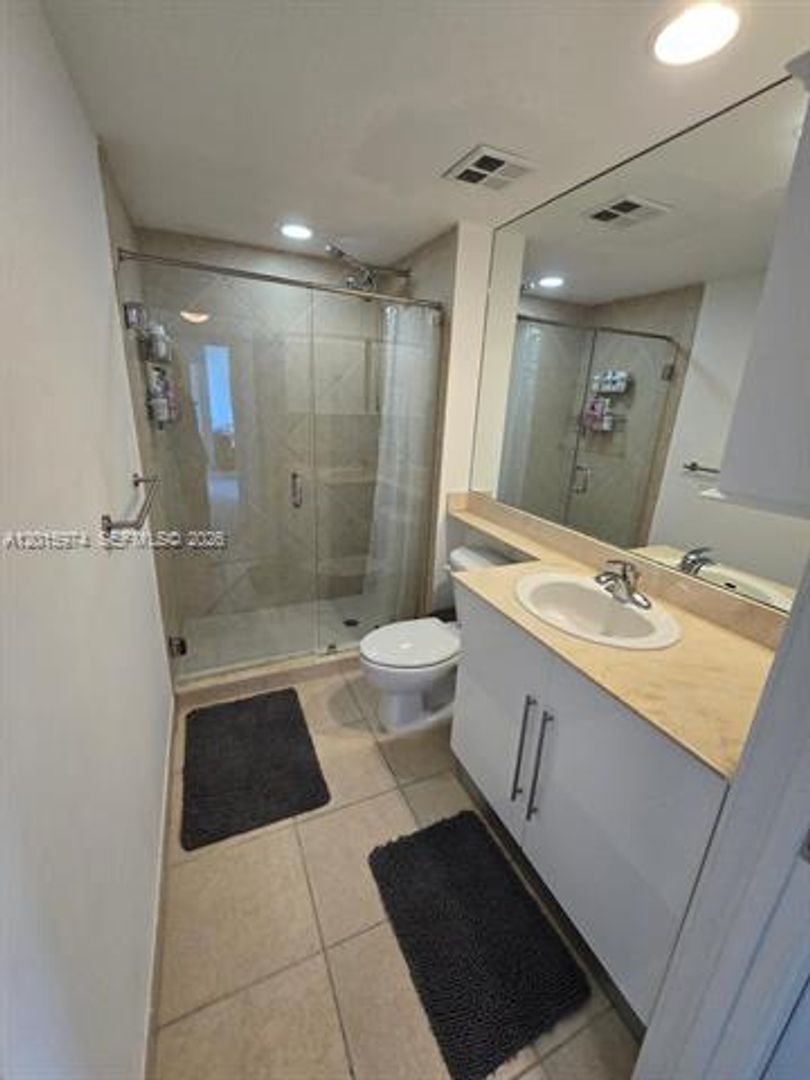 2 beds, 2 baths, 1,227 sqft, $4,400, Unit 325 S Biscayne Blvd # 3719