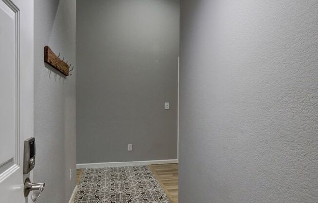 Spacious 2bd + DEN, 1.75ba Condo available in the heart of Issaquah!