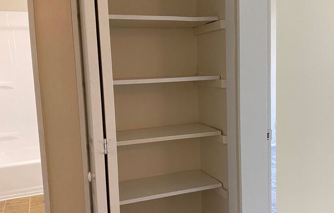 2 beds, 1 bath, 764 sqft, $825, Unit 11C